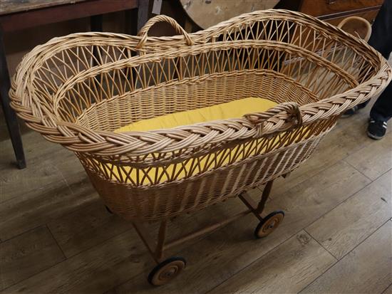 A wicker crib L.114cm